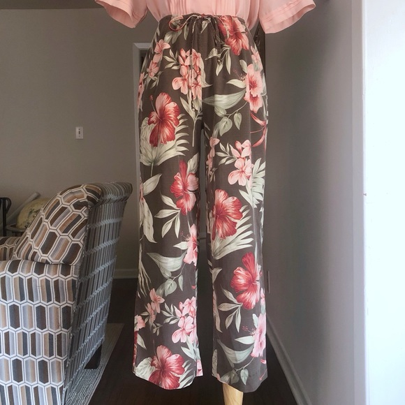Vintage 90s Silk Hawaiian Floral Capris - Picture 7 of 11